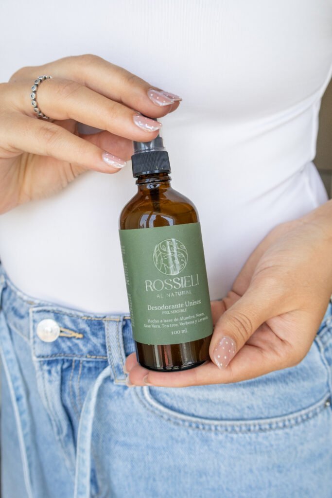 Desodorante Piel Sensible de Rossieli Al Natural, presentación 100 ml, sostenido con las manos